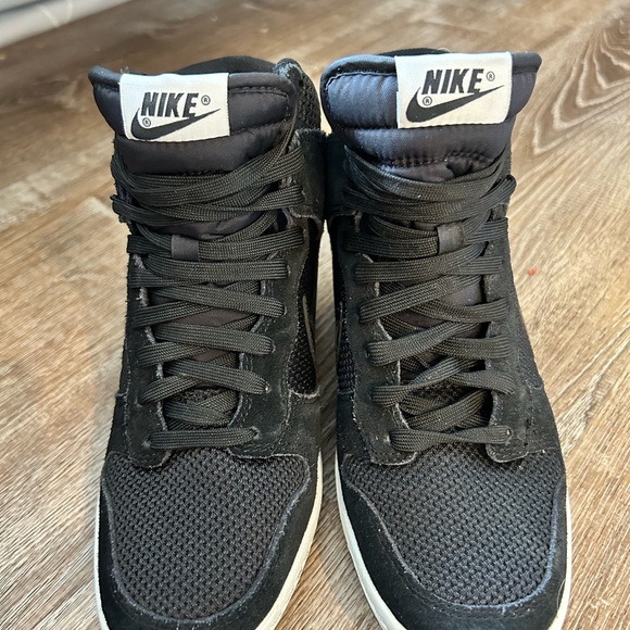 Woman Nike shoes 7.5 - Picture 3 of 4